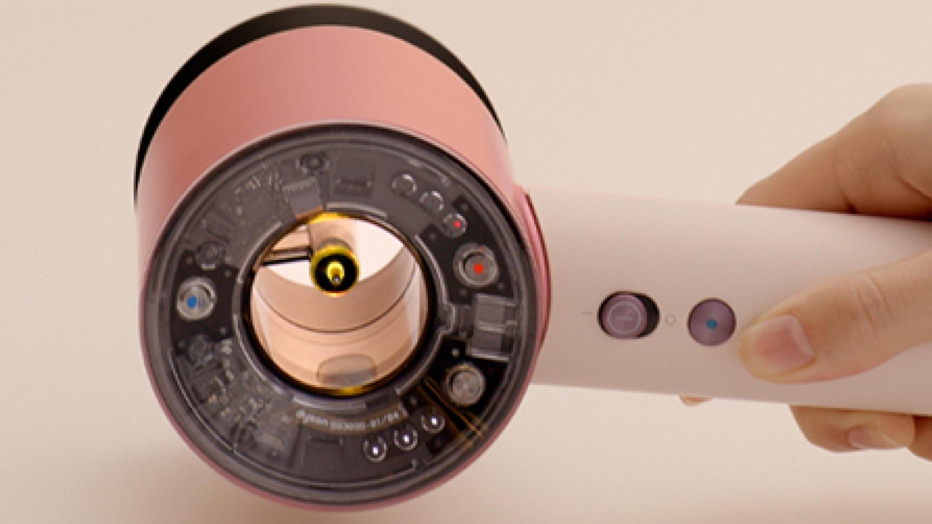 Zoom op roze Dyson Nural föhn 