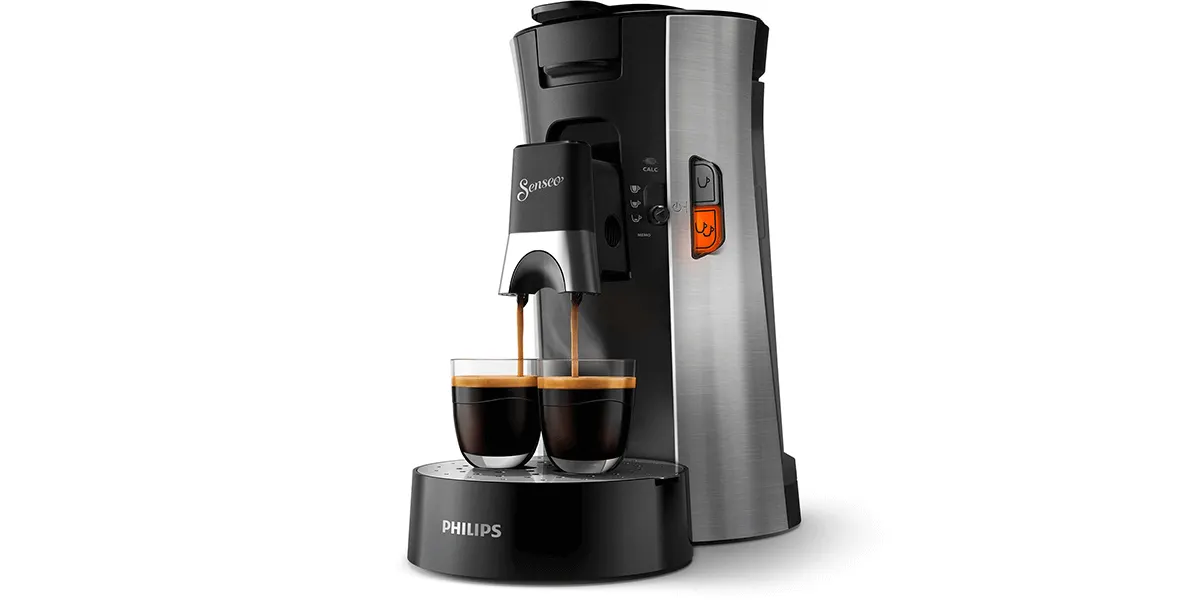 Een Senseo koffiezetapparaat in gebruik, vult twee glazen met koffie, op een witte achtergrond.