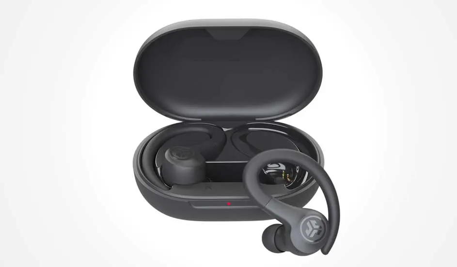 Draadloze zwarte oordopjes met oorhaken in een open oplaadcase, minimalistisch ontwerp, klaar voor sport en dagelijks gebruik.