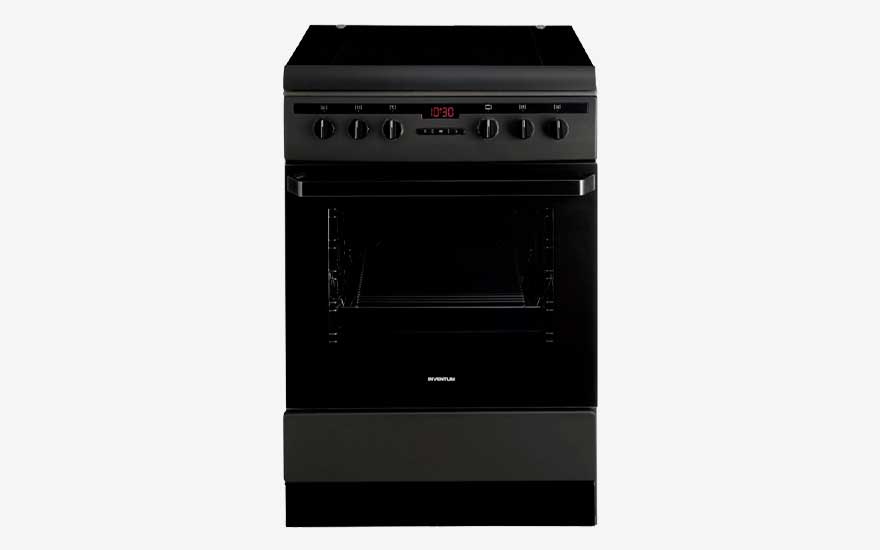 Zwarte elektrische kookplaat met oven, voorzien van draaiknoppen en digitaal display, strak vormgegeven voor een moderne keuken.