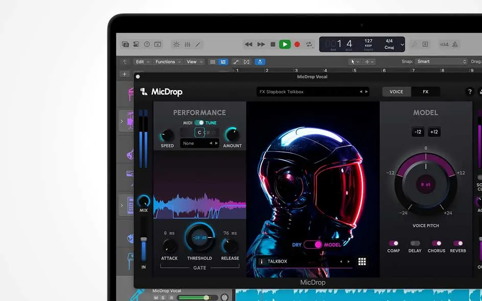 Op een laptop staat audiobewerkingssoftware open met de MicDrop-plug-in: meters, golfvormen en knoppen naast een neonruimtehelm-illustratie.
