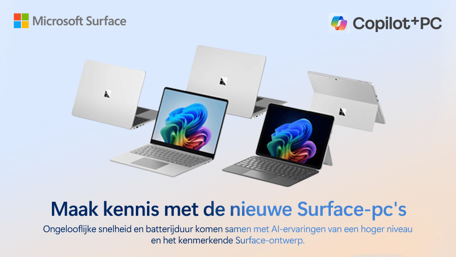 Een Surface Pro tablet staat achter een opengeklapte Surface Laptop met een kleurrijk scherm, op een blauwe achtergrond.