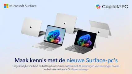 Een Surface Pro tablet staat achter een opengeklapte Surface Laptop met een kleurrijk scherm, op een blauwe achtergrond.