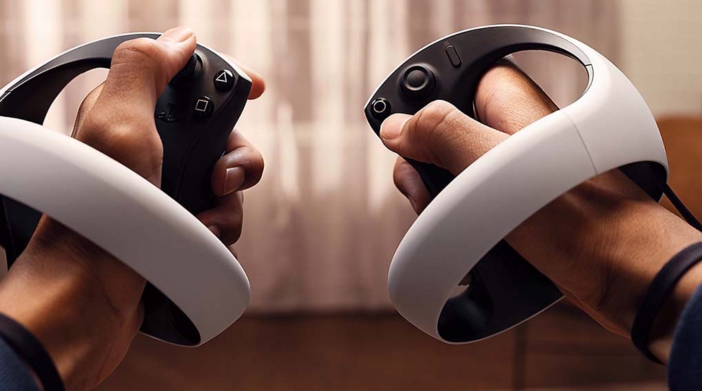 Twee handen houden zwarte VR-controllers met witte banden vast, de vingers raken de knoppen aan, tegen een vage achtergrond.