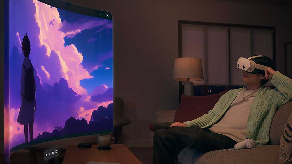 Een persoon met een VR-bril zit op een bank in een kamer. Een groot scherm toont een anime-landschap met wolken.