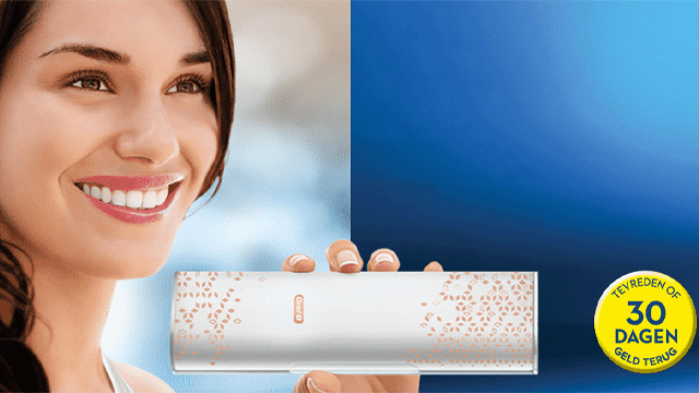 Vrouw lacht en houdt een witte doos vast met bloemmotieven, met een gele badge "30 dagen geld terug" op een blauwe achtergrond.