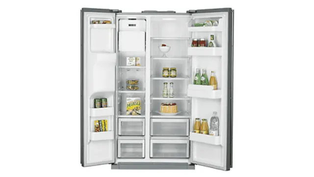 Een open, grijze koelkast met twee deuren onthult witte planken vol eten en drinken.