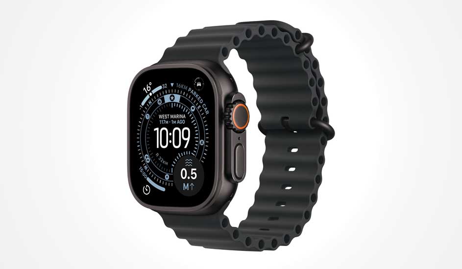 Een zwarte Apple Watch met rond display en siliconen band toont tijd, temperatuur en navigatiegegevens op het scherm.