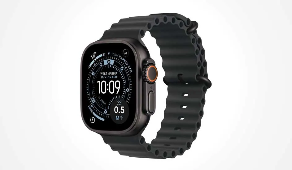 Een zwarte Apple Watch met rond display en siliconen band toont tijd, temperatuur en navigatiegegevens op het scherm.