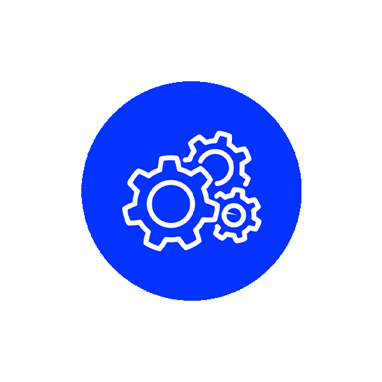 Drie witte tandwielen op een blauwe cirkel tegen een witte achtergrond.