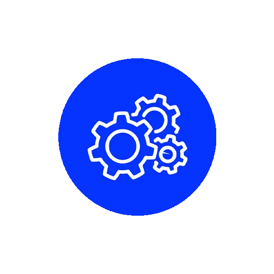 Drie witte tandwielen op een blauwe cirkel tegen een witte achtergrond.