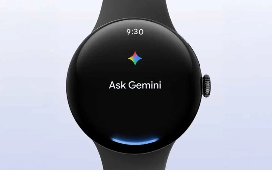 Zwarte smartwatch met rond scherm toont tekst “Ask Gemini”, slimme assistent voor vragen en ondersteuning.