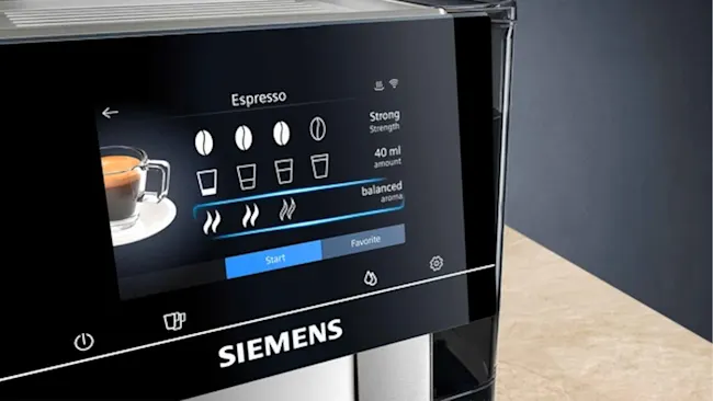 Een Siemens koffiemachine met een scherm waarop espresso-opties, sterkte, hoeveelheid en aroma-instellingen worden weergegeven.