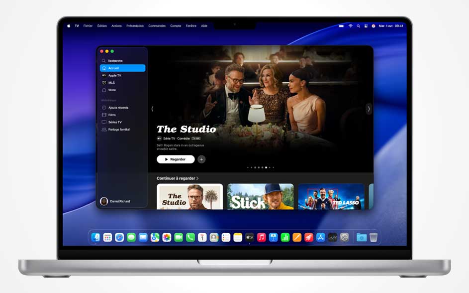 Op een MacBook staat de Apple TV-app open: links een menu, centraal “The Studio” met speelknop en onderaan rijen aanbevelingen.