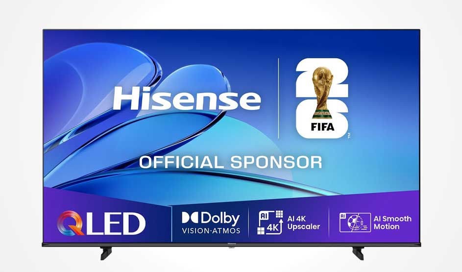 Een Hisense-tv toont sponsorlogo’s en pictogrammen voor QLED, Dolby Vision-Atmos, 4K-upscaling en vloeiende beweging.