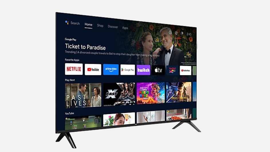 Schuin vooraanzicht van een TCL Android TV met het startscherm waarop verschillende streamingapps en kijkaanbevelingen te zien zijn.