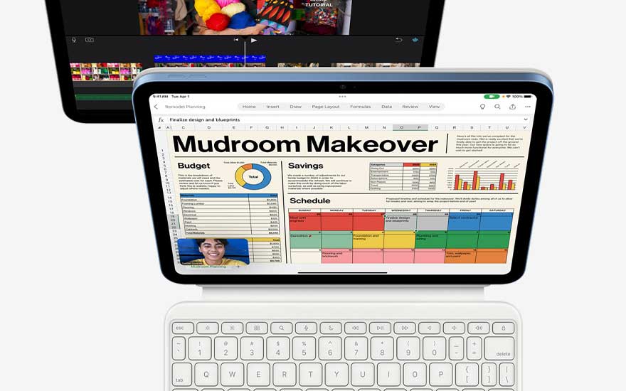 Tablet op wit toetsenbord toont een kleurrijk spreadsheet “Mudroom Makeover”, terwijl een tweede scherm bovenaan videobewerking weergeeft.
