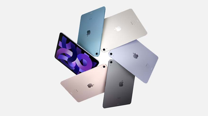 Diverse iPads liggen in een cirkel op een witte achtergrond, één met een paars scherm.