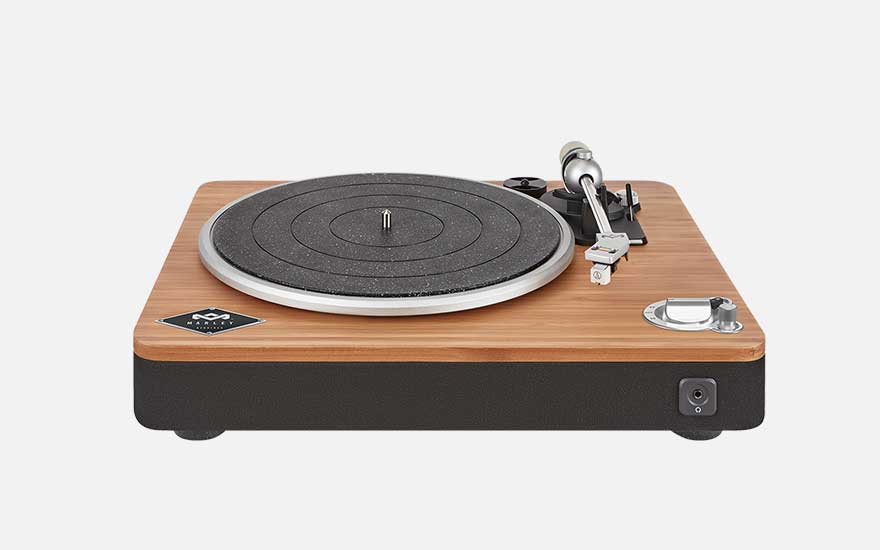 Strakke platenspeler met bamboe bovenkant en zwarte rand, arm en bediening aan de rechterkant, frontaal gefotografeerd.