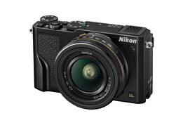Zwarte Nikon camera met grote lens en diverse knoppen, tegen een witte achtergrond.