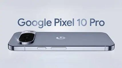 Op de afbeelding zie je een liggende Google Pixel 10 Pro smartphone in zilvergrijs, met grote camera en het Google logo duidelijk zichtbaar.