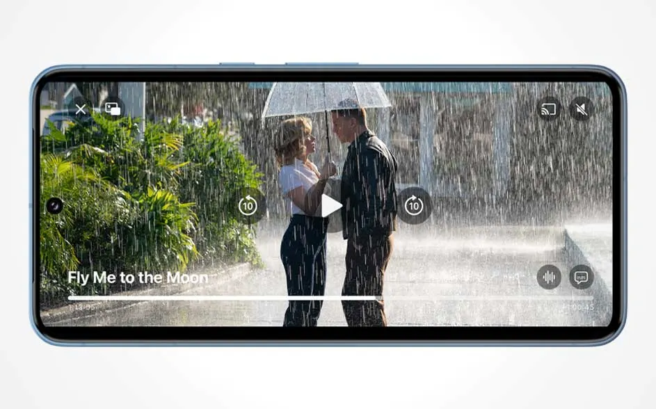 Op een telefoon speelt een film: een man en vrouw staan dicht bij elkaar onder een paraplu in stortregen; titel “Fly Me to the Moon”.