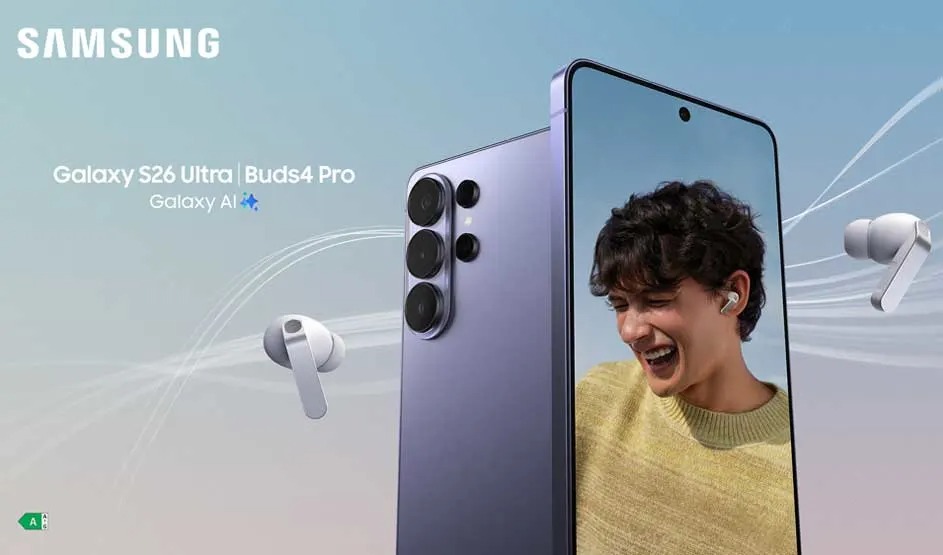 Samsung advertentie voor Galaxy S26 Ultra en Buds4 Pro, met lachende jongeman op het scherm en witte oordopjes zwevend op lichte achtergrond.