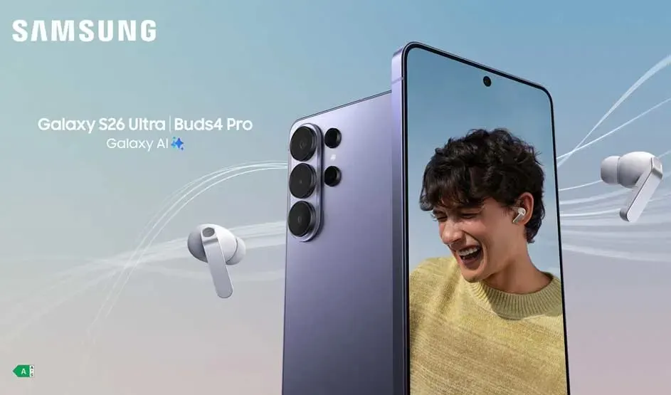 Samsung advertentie voor Galaxy S26 Ultra en Buds4 Pro, met lachende jongeman op het scherm en witte oordopjes zwevend op lichte achtergrond.