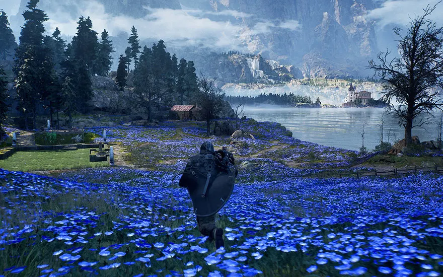 Prachtig landschap met een krijger die door een veld vol blauwe bloemen loopt, met bergen en een meer op de achtergrond.
