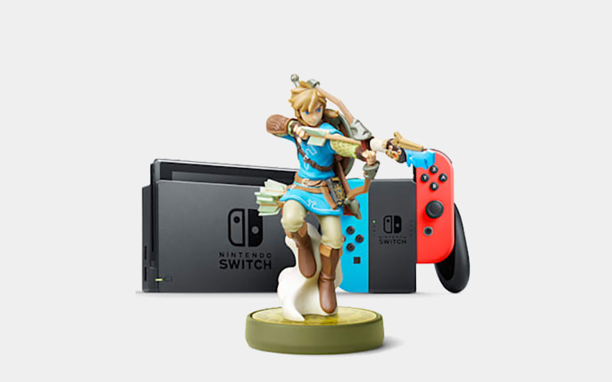 Zwarte Nintendo Switch met blauwe en rode Joy-Con controllers en een Zelda Link amiibo figuur met boog op gouden standaard.