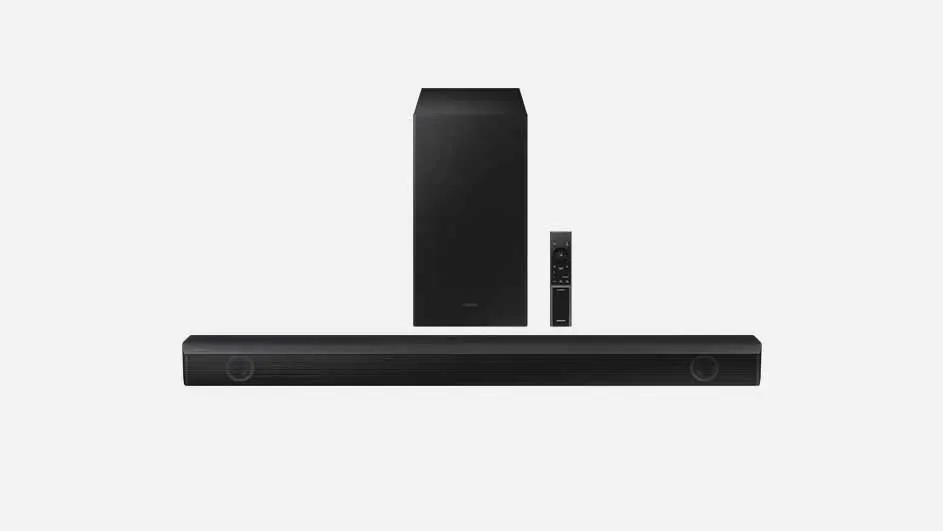 Zwarte Samsung Essential B-Series Soundbar HW-B530 met draadloze subwoofer en afstandsbediening – levert krachtig en helder geluid voor een complete thuisbioscoopervaring.