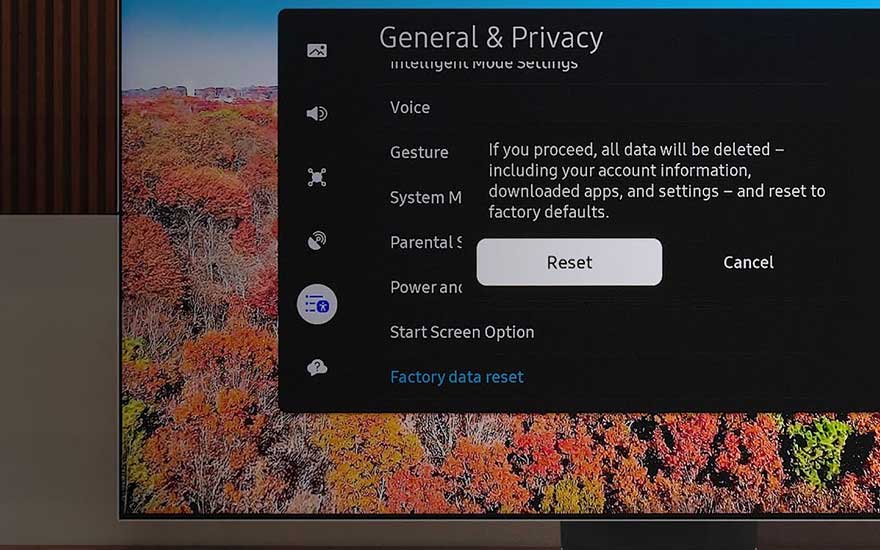 TV-instellingenscherm toont "General & Privacy" menu met factory reset optie en waarschuwing over data verwijdering.