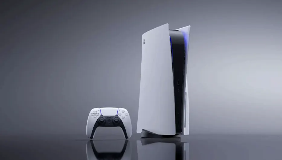 Een witte PlayStation 5 console staat naast een witte controller op een grijze achtergrond.