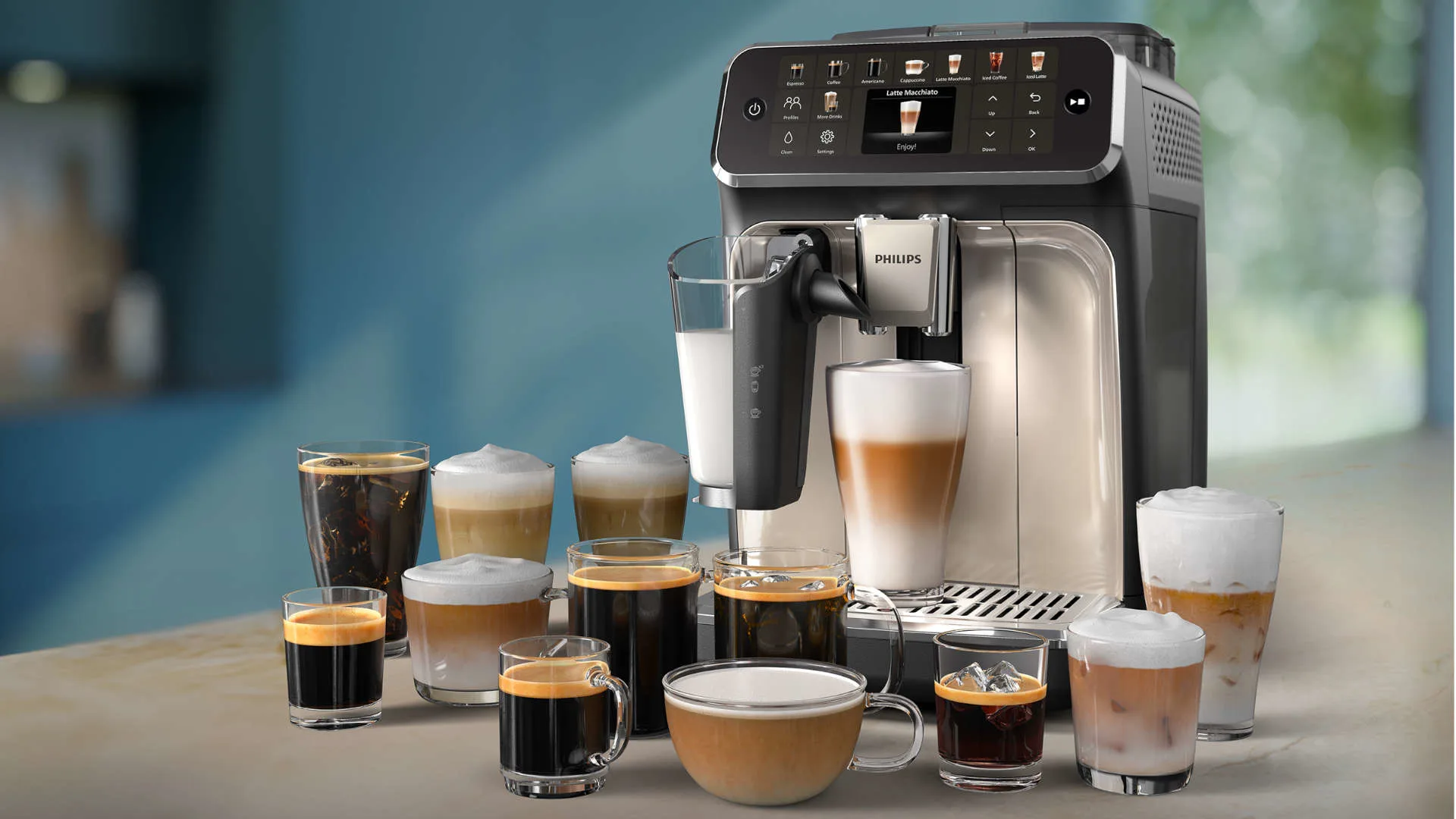 Een Philips koffiemachine omringd door glazen met diverse koffievarianten, zoals espresso en latte macchiato.