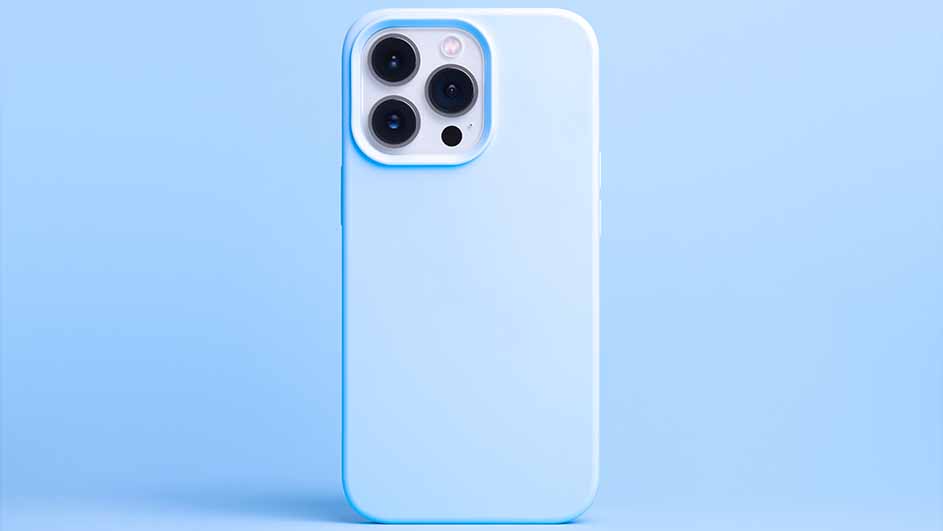 Een lichtblauwe telefoon met een blauw hoesje staat op een blauwe achtergrond. De camera's zijn zichtbaar.