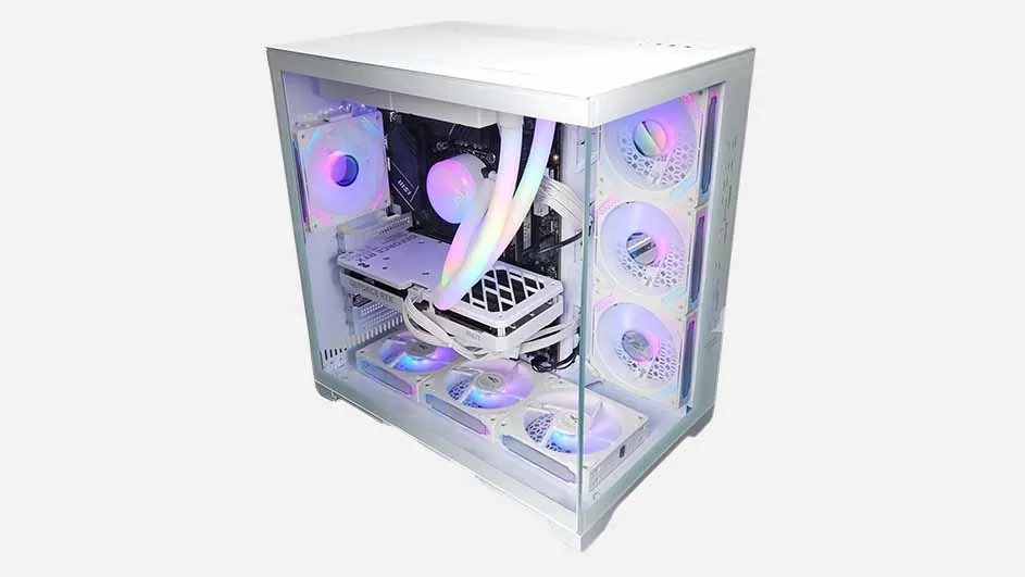 Witte computerbehuizing met doorzichtige zijpanelen, zichtbaar interne componenten en ventilatoren met kleurrijke verlichting.