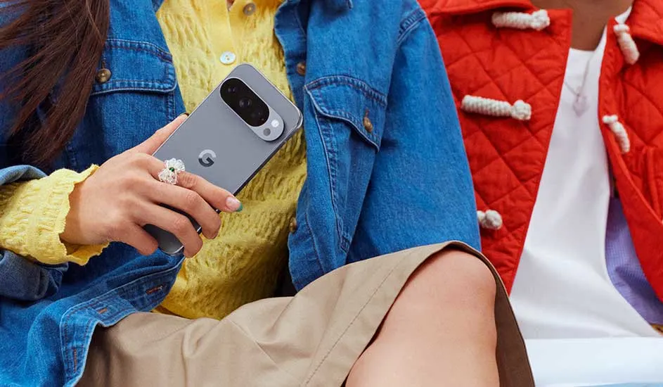 Op de afbeelding houdt een vrouw een grijze Google Pixel smartphone vast, met het Google logo duidelijk zichtbaar op de achterkant.