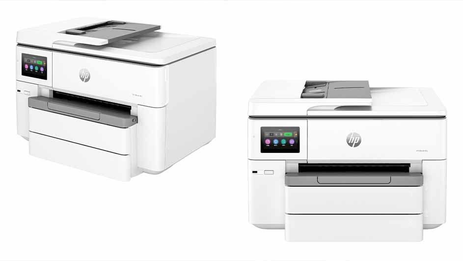 Twee witte HP printers staan op een witte achtergrond, één links in perspectief, de ander rechts frontaal.