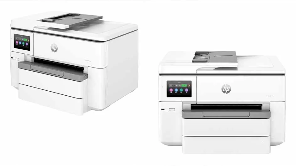 Twee witte HP printers staan op een witte achtergrond, één links in perspectief, de ander rechts frontaal.