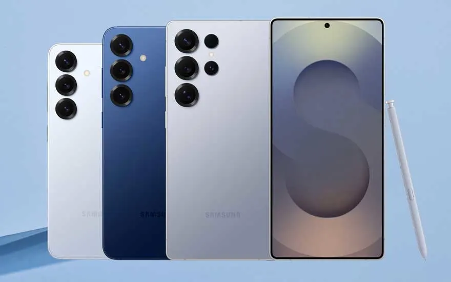 Een rij Samsung-smartphones staat rechtop voor een blauwe achtergrond, met één toestel dat het scherm en styluspen naast de camera’s toont.