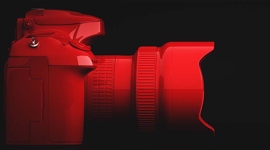 Een rode camera met lens is afgebeeld tegen een zwarte achtergrond.