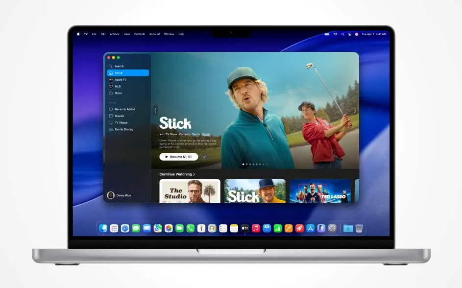 Op een laptop zie je de Apple TV-app met de serie “Stick”; twee golfers staan centraal, met menu links en kijkrijen onderaan.