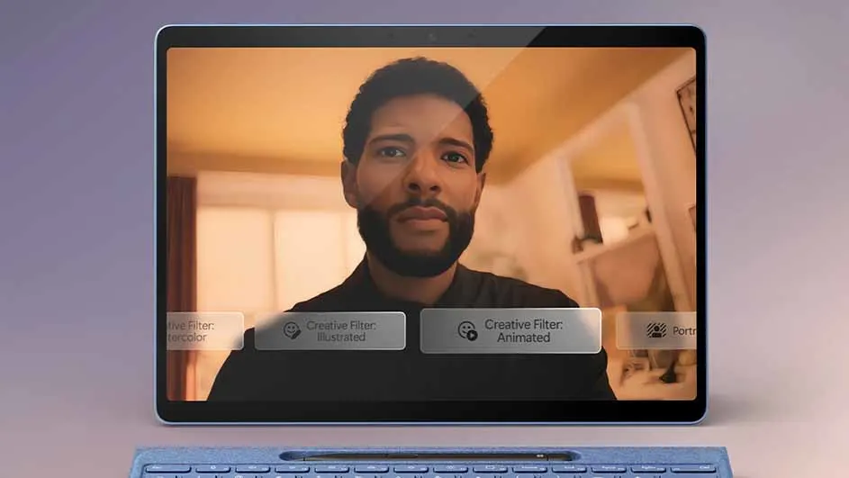 Tablet toont een man tijdens een videogesprek, met filteropties onderaan het scherm en een blauw toetsenbord zichtbaar.