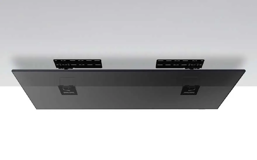 De achterkant van een zwart flatscreen-tv prominent onder een plafondbeugel, gezien vanuit een laag perspectief.