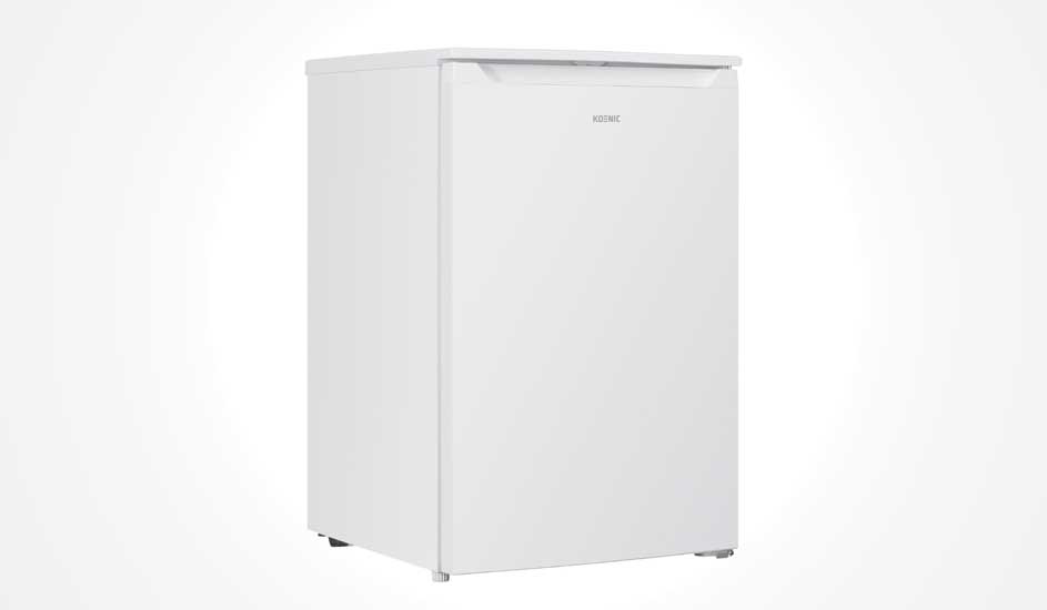 Een compacte, witte koelkast van KOENIC met een strak en eenvoudig design, ideaal voor kleine ruimtes of als extra koelopslag.