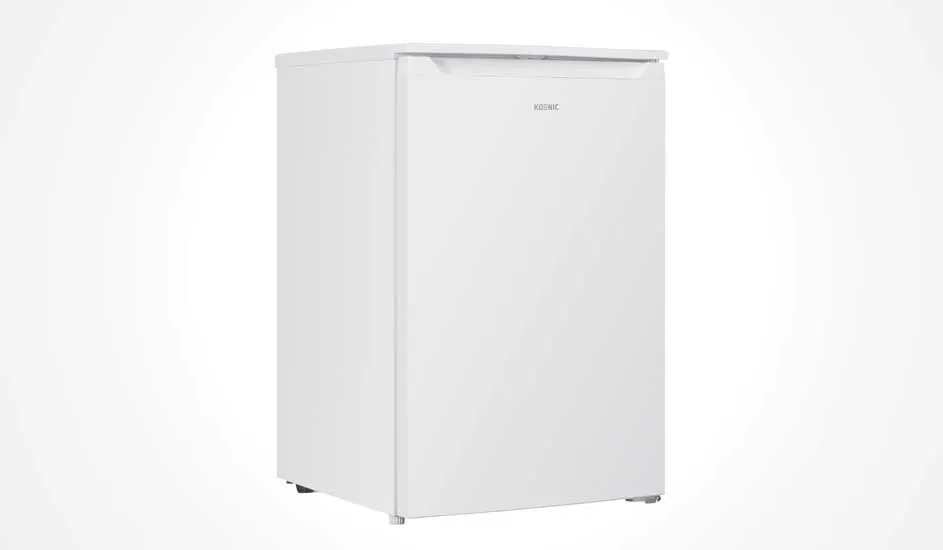Een compacte, witte koelkast van KOENIC met een strak en eenvoudig design, ideaal voor kleine ruimtes of als extra koelopslag.