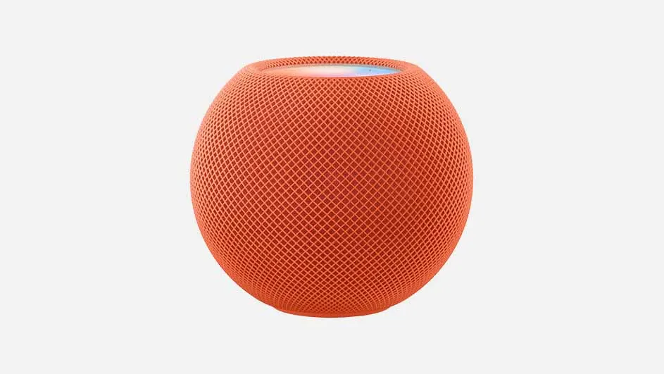 Een oranje bolvormige luidspreker met een rasterpatroon staat op een witte achtergrond.