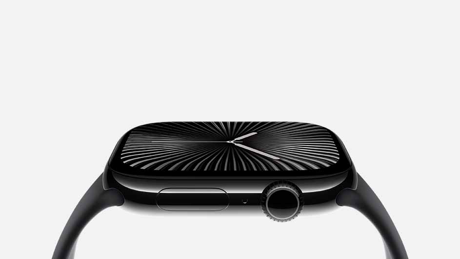 Een zwart horloge met een wijzerplaat met radiale lijnen en zilveren wijzers tegen een witte achtergrond.