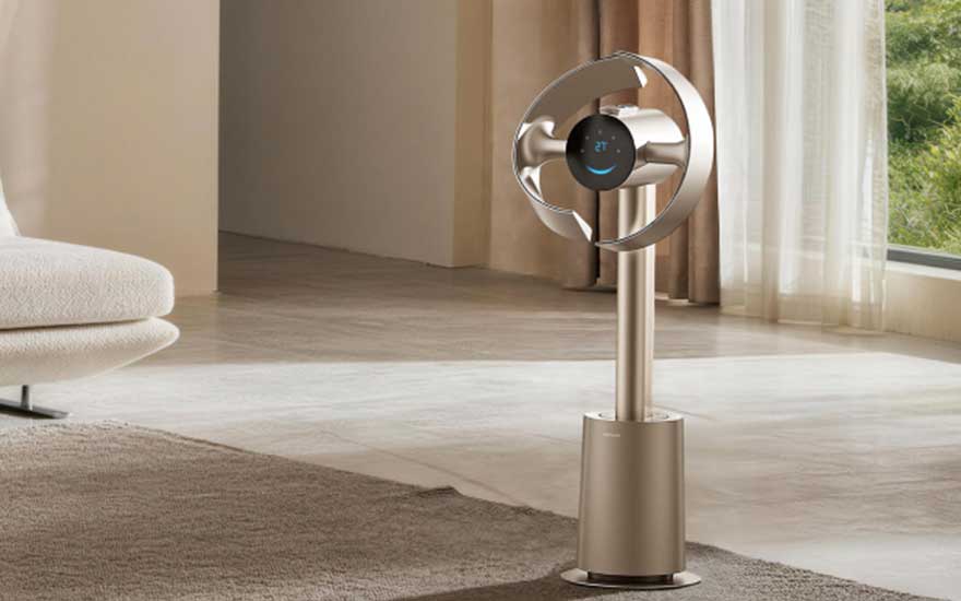 Een elegante bladloze ventilator staat in een lichte woonkamer bij gordijnen, raam, tapijt en een moderne fauteuil.