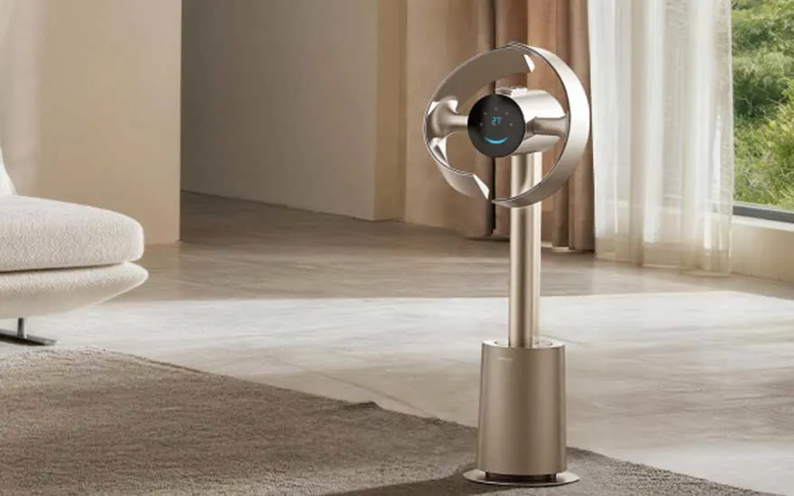 Een elegante bladloze ventilator staat in een lichte woonkamer bij gordijnen, raam, tapijt en een moderne fauteuil.
